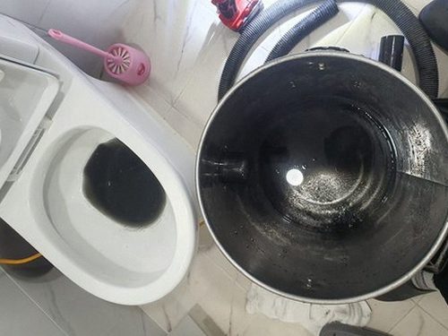 청주시 흥덕구 하수구막힘 배관 연결부와 수납장 내부의 누수 흔적을 점검하는 모습